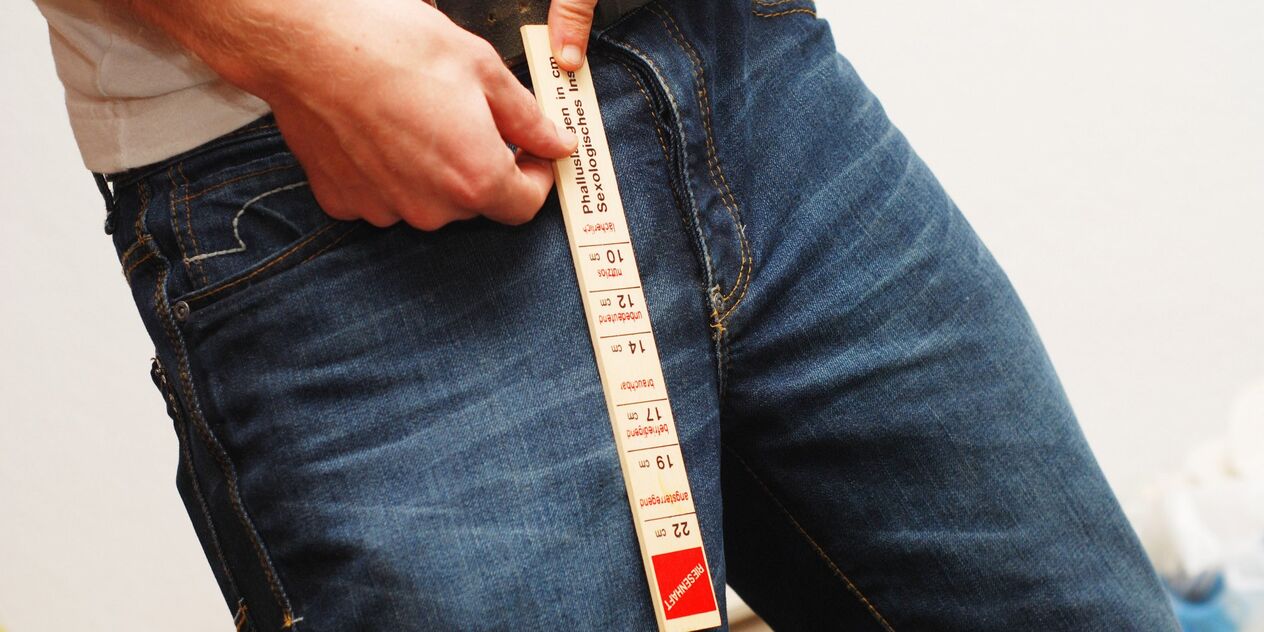 A man measures a member's length